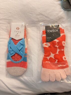toesox Coral Floral Low-Rise Toe Socks with Blue-Trim No-Show Grip Pair